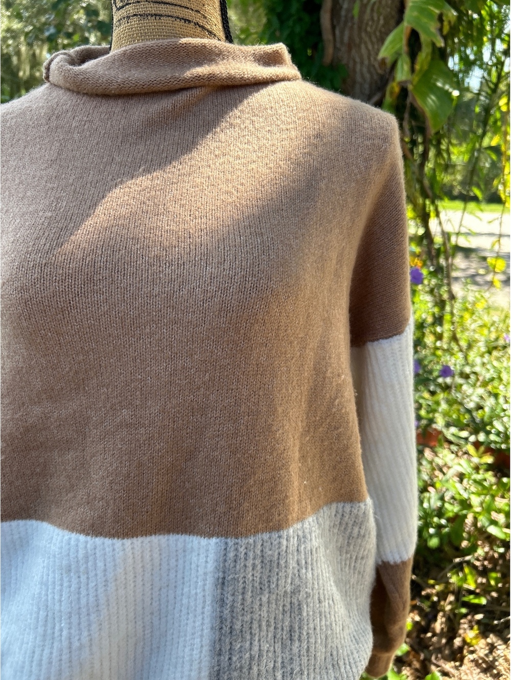 VICI Color Block Pullover Sweater in Brown, White, and Gray - Small
